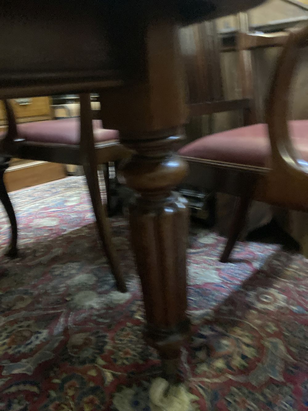 A Victorian mahogany extending dining table, 230cm extended (two spare leaves), width 120cm height 74cm